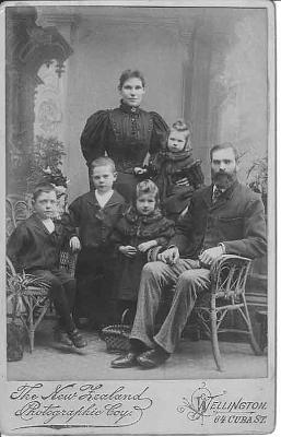 Ellen-with-family.jpg - Ellen O'Halloran standing at back and Patrick O'Halloran sitting in front. Children from left are Augustine, Michael, Mary in front and Winifred by Ellen at back. Circa 1903