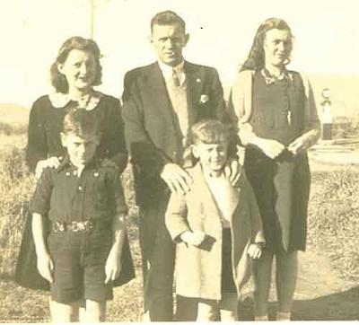 01-Charlie_Pye_and_family.jpg - Back Row L to R: Joyce Stirling (nee Hunter) RIN-4283,
Richard Charles Pye RIN-4273, Joan Pullar (nee Pye)
RIN-4262, Front Row L to R: David Pye RIN-1624, Carl
Pye RIN-4264