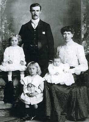 04-g03-fp-.jpg - Standing at back: William Darce Bennett RIN-2724,
Alice Mary Bennett nee Buck RIN-2725, L to R Children:
Myra Bennett RIN-2789, Hamilton Bennett RIN-2660,
Hinemoa Bennett RIN-2810