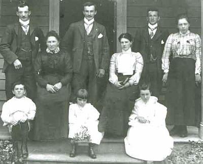 05-g05-fp-.jpg - Back Row L to R: Alexander Miller RIN-3634, Jessie
McIntyre RIN-3998, John Graham Miller RIN-2000,
Euphemia Helen Miller RIN-3623, William George Miller
RIN-3612, Jessie Christina Miller RIN-3645, Front Row
L to R: Thomas McIntyre Miller RIN-3656, Easter Mary
White Miller RIN-3668 and Constance Agnes Miller
RIN-3679 taken about 1903 at Muthill Cottage, Church
Street, Masterton
