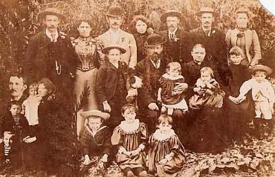 06-g09-fp-.jpg - Unsure who this group photo is of but could be the
Thorpe Family from Hokitika