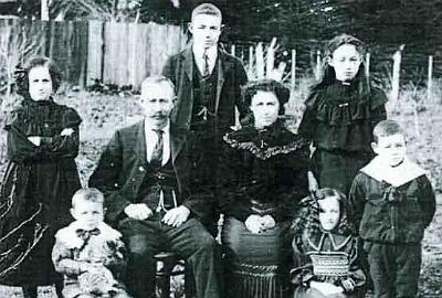 09-g20-fp-.jpg - Standing at Back: James Michael Pye RIN-316, Middle
Row L to R: Margaret Adeline Pye RIN-318, John Pye
RIN-4292, Mary Ann Pye RIN-315, Ellen or Nellie Pye
RIN-317, John William Pye RIN-319 Front Row L to R:
Arthur Henry Pye RIN-321, Agnes Eveline Pye RIN-320
this photo was taken around 1905