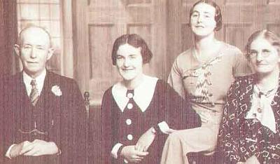 10-g21-fp-.jpg - L to R: John Pye RIN-4292, May Isabel Pye RIN-327,
Gracie Jean Pye RIN-328, Isabella Alexander Pye nee
McAdie RIN-325